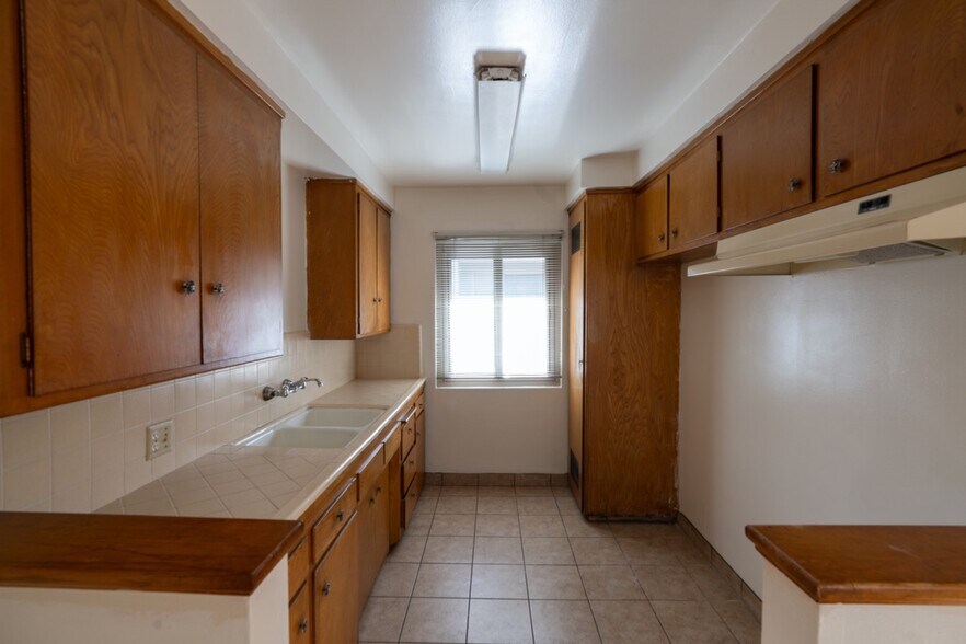 Building Photo - 234 E Tamarack Ave