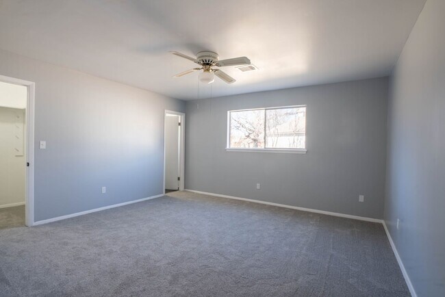 Building Photo - 4 Bedroom Home Available For Immediate Move In!!