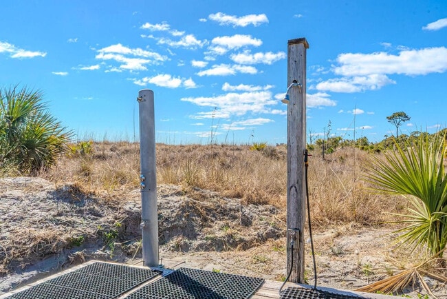 Building Photo - 10 N Forest Beach Dr