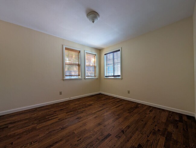 Building Photo - 890 E 29th Ave