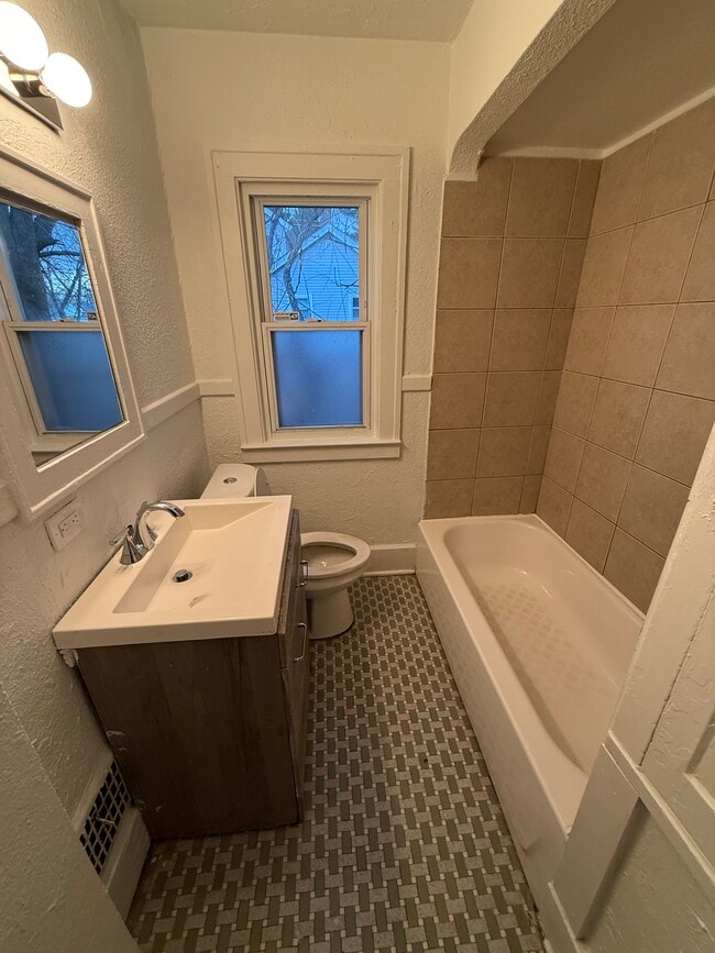 Building Photo - 123 Adelaide St