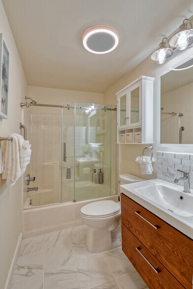 Building Photo - 1676 SE Marion St