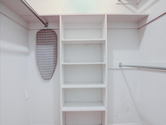 Building Photo - 2 Bedroom 2 Bathroom Retreat with Community Pool & Spa!