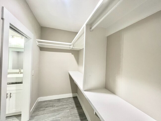 Building Photo - 9 Praiseworthy Dr