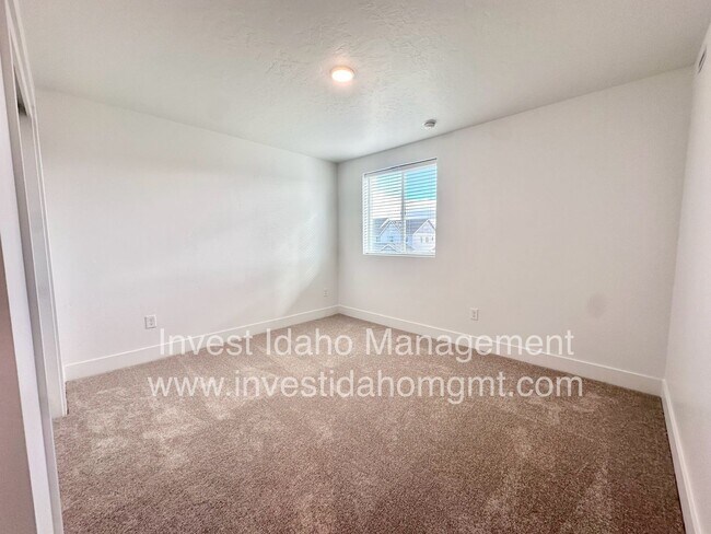 Building Photo - Spacious Luxury Townhome Designed for Modern Living