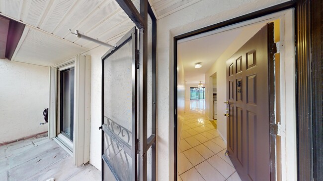 Building Photo - 121 Lake Paula Dr