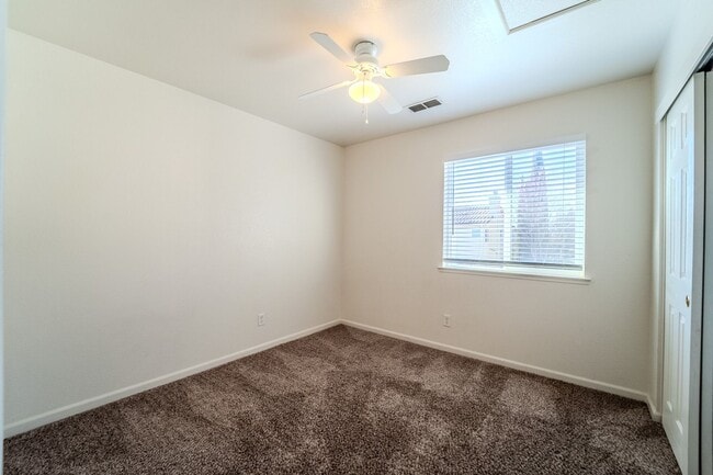 Building Photo - ? Spacious 4-Bedroom, 2.5-Bathroom Home in...