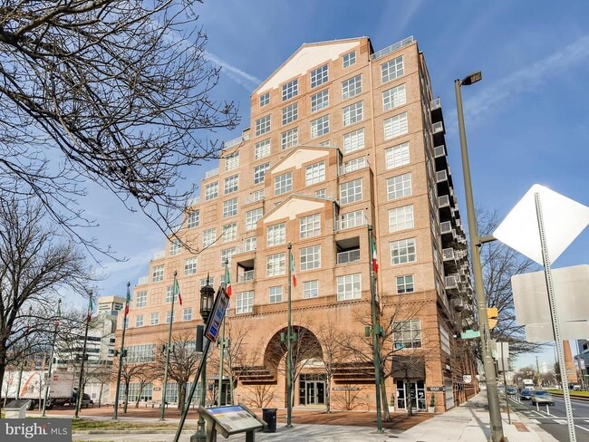 Building Photo - 250 S President St