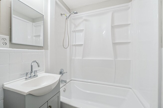 Building Photo - 3 bed, 1 bath home in the Village