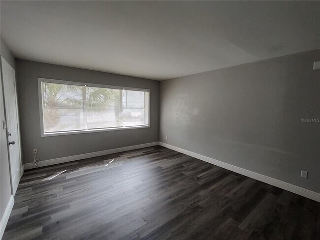 Building Photo - 320 W Howry Ave