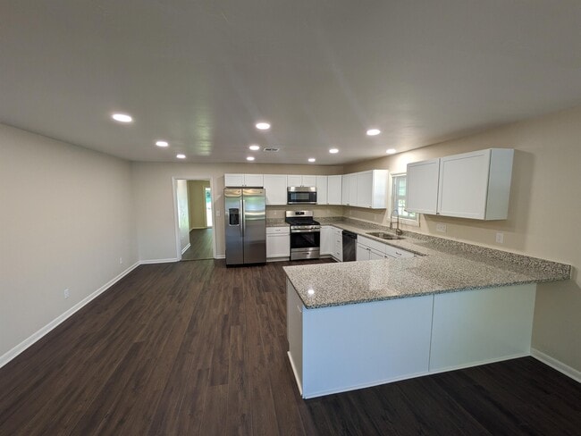 Building Photo - 423 S Bristow Ave