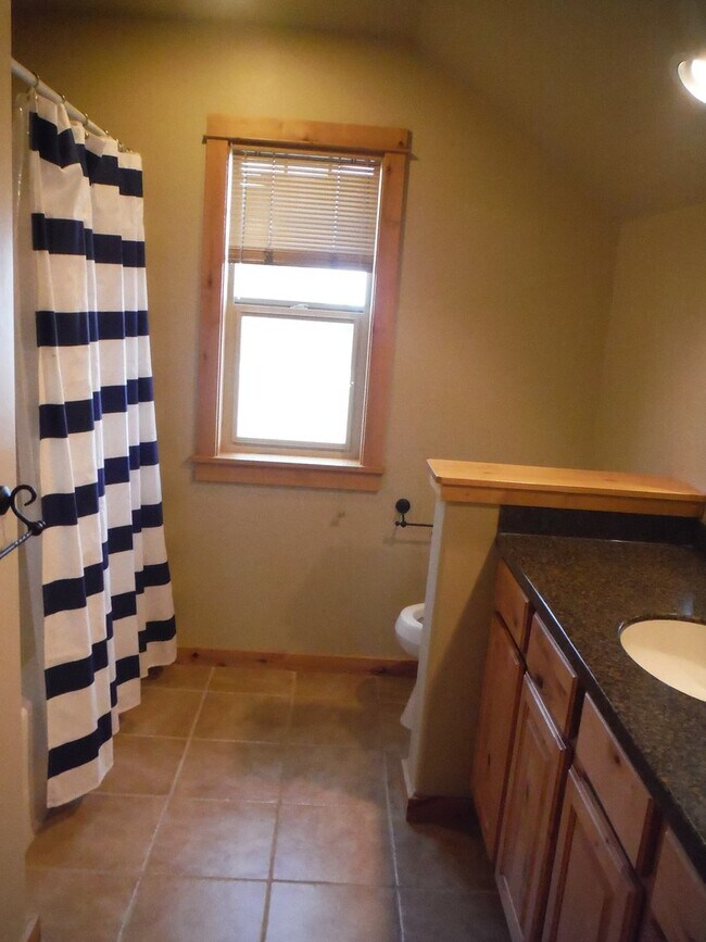 Building Photo - Gorgeous 3 Bedroom Home in Elk Grove Commu...