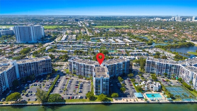 Building Photo - 800 Parkview Dr