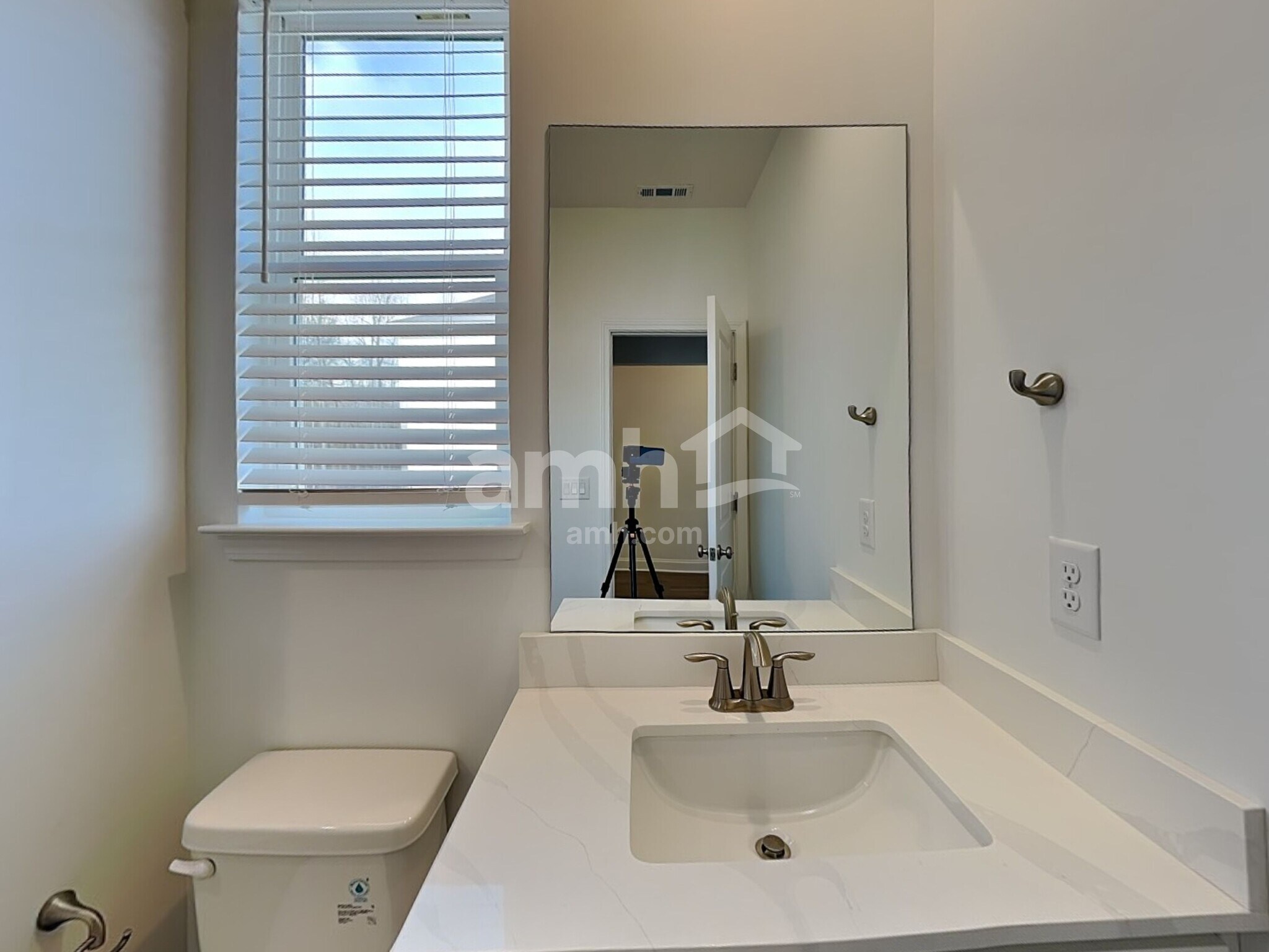 Building Photo - 380 Pointe Dr