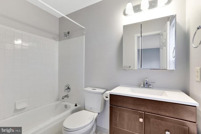 Building Photo - 140 S Barrow Pl
