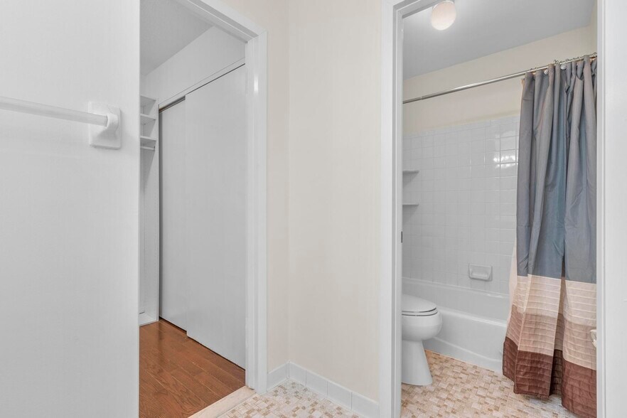 Building Photo - 25 2nd St