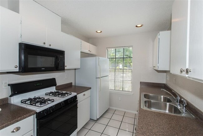 Building Photo - 12400 Tomanet Trail