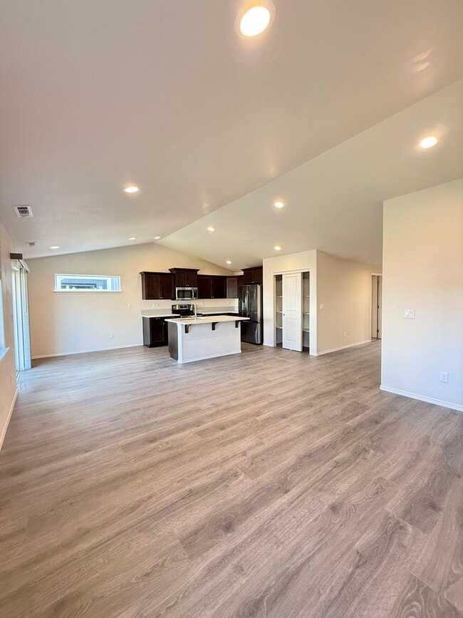 Building Photo - Charming 3 Bed / 2 Bath Home in Delta Estates – Medford