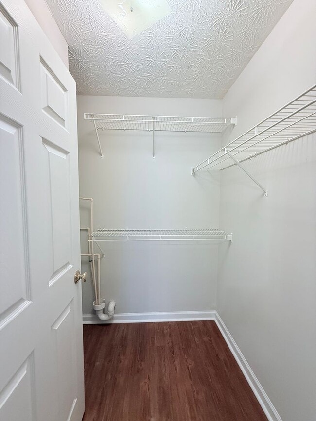 Building Photo - 2-bedroom ranch style home with garage parking!