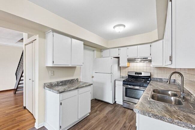 Building Photo - Townhouse in Hoffman Estates