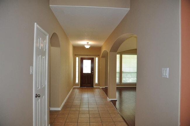 Building Photo - 2222 Drake Falls Dr