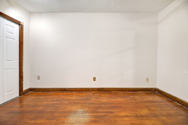 Building Photo - 1221 Raum St NE
