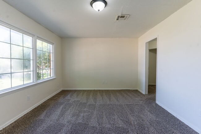 Building Photo - 4-Bedroom Must See!