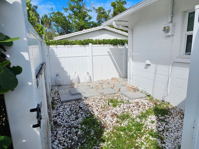 Building Photo - Annual Unfurnished 2 Bedroom 2 Bathroom Single Family Home in South Venice!