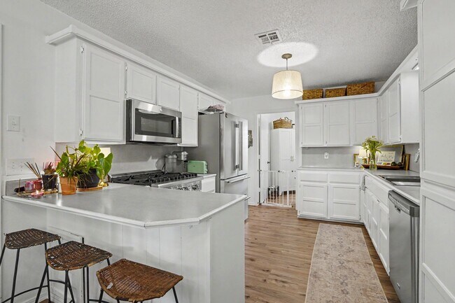 Building Photo - 710 Christmas Ln