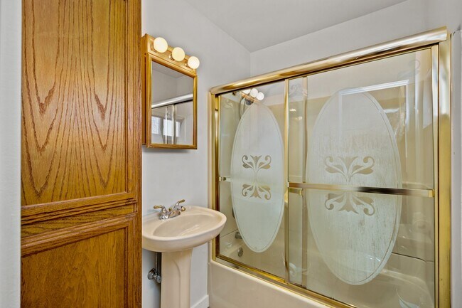 Building Photo - COZY 2 BEDROOM GEM IN THE MONROEVILLE NEIG...