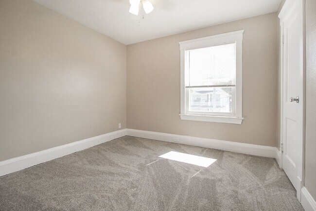 Building Photo - Must See!! Renovated Spacious Single Family House!