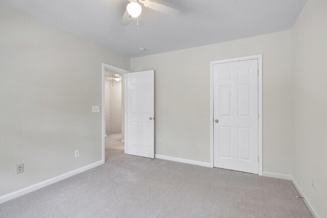 Building Photo - 812 Walnut Woods Dr