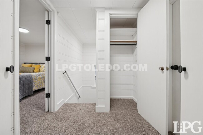 Building Photo - 1044 Hawk St