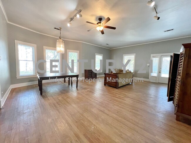 Building Photo - Spacious 3/2 Within Walking Distance of UN...