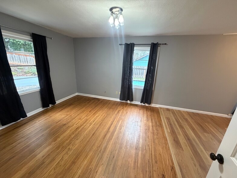 Building Photo - 4838 Summit St