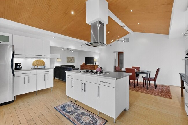 Building Photo - 1640 Stanford Dr SE