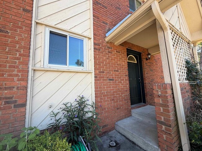 Building Photo - 3207 Shamrock St E