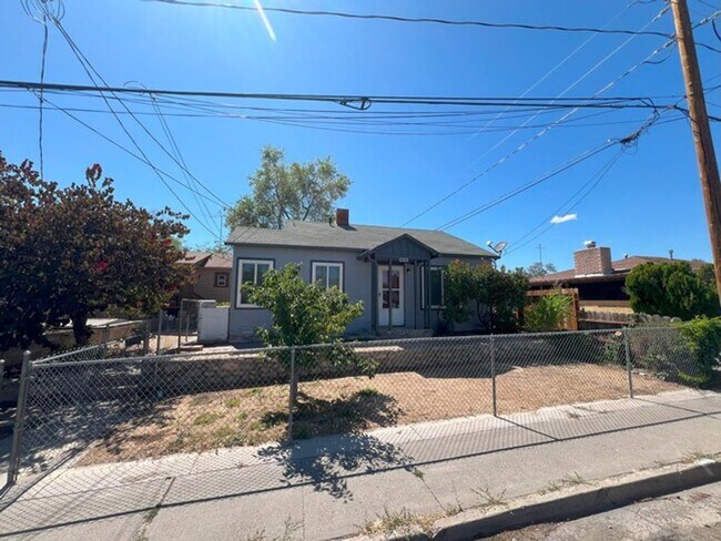 Building Photo - Two Bedroom Conveniently located in Cen...