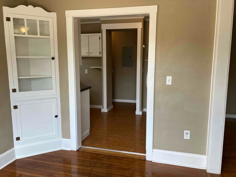 Building Photo - 235 Catron St N