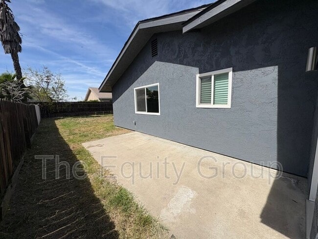 Building Photo - 609 S Acacia Dr