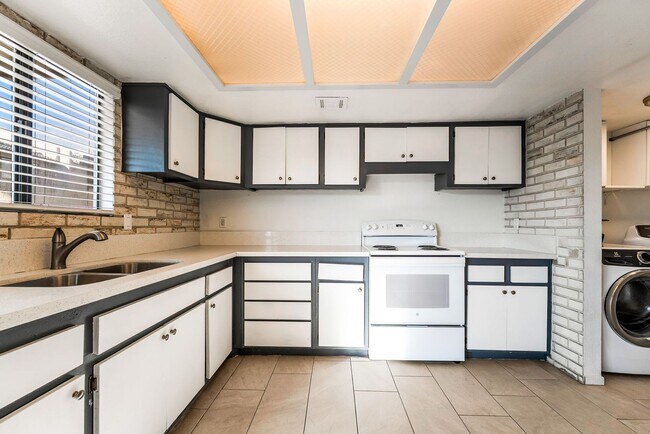 Building Photo - Immaculate two story townhome style condo ...
