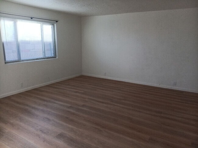 Building Photo - Charming 2-bedroom, 1-bathroom! Showings available!