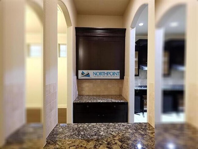 Building Photo - 3701 Post Oak Trail