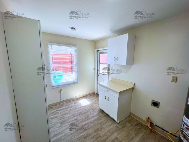 Building Photo - Newly upgraded 3 bd/1.5 bath with fenced yard