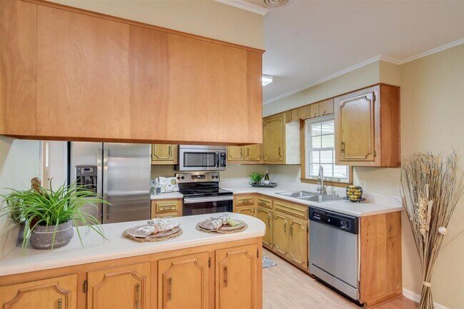 Building Photo - 3649 Lynnwood Dr