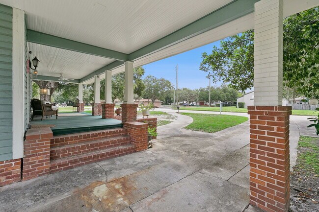 Building Photo - 2400 S Park Ave