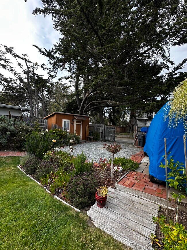 Building Photo - 2861 S Palisades Ave