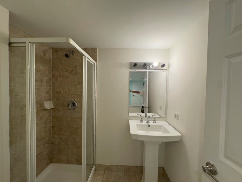 basement bath - 364 Buckingham Ct
