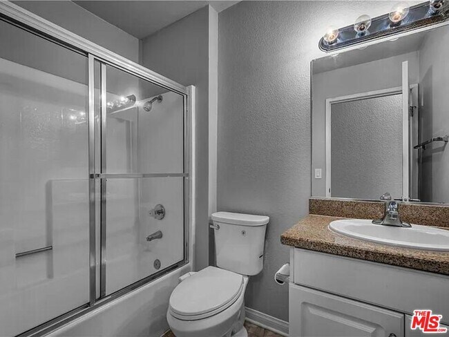 Building Photo - 5565 Canoga Ave