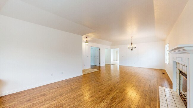 Building Photo - 7971 Oakmont Dr